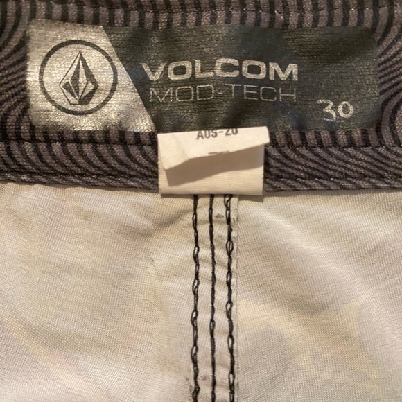 Volcom Mod-tech board shorts, size 30, good condition - Picture 3 of 3